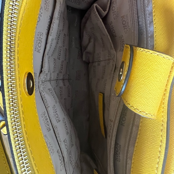 yellow Micheal kors bag with trap - Picture 4 of 5